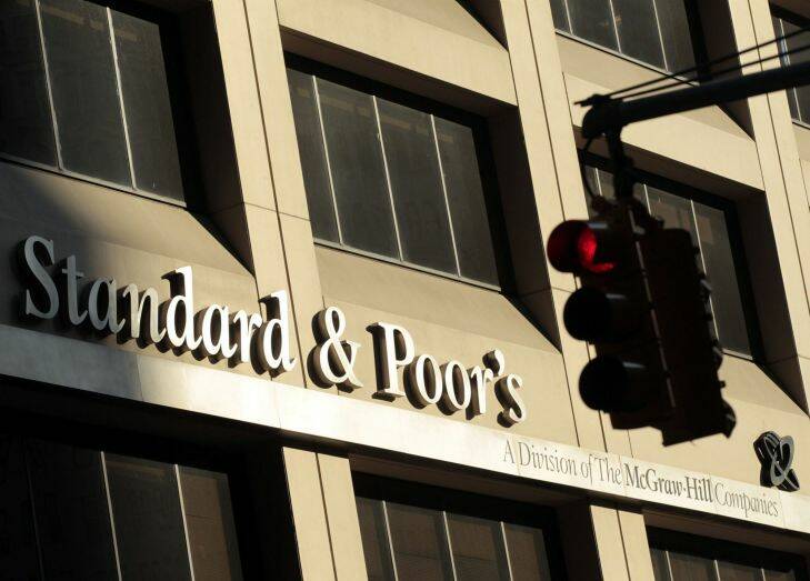 Standard and Poor s building in New York, in this August 2, 2011 file photo. The United States lost its top-notch AAA credit rating from Standard & Poor s on August 5, in an unprecedented reversal of fortune for the world s largest economy.  Picture  taken August 2, 2011. REUTERS/Brendan McDermid/Files  UNITED STATES - Tags  POLITICS BUSINESS  GM1E7860Q2401 United States   25069733