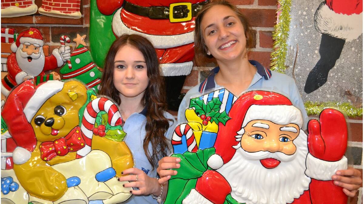 Sharnni Laird and Centaine Scolari helped decorate the Miners Institute Hall for the Cheerio Christmas lunch. Photo: Collie Mail.