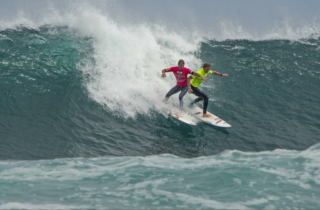 The wave in question: Taj Burrow and Lincoln Taylor tangle at Surfers Point. Pic: ASP / Robertson