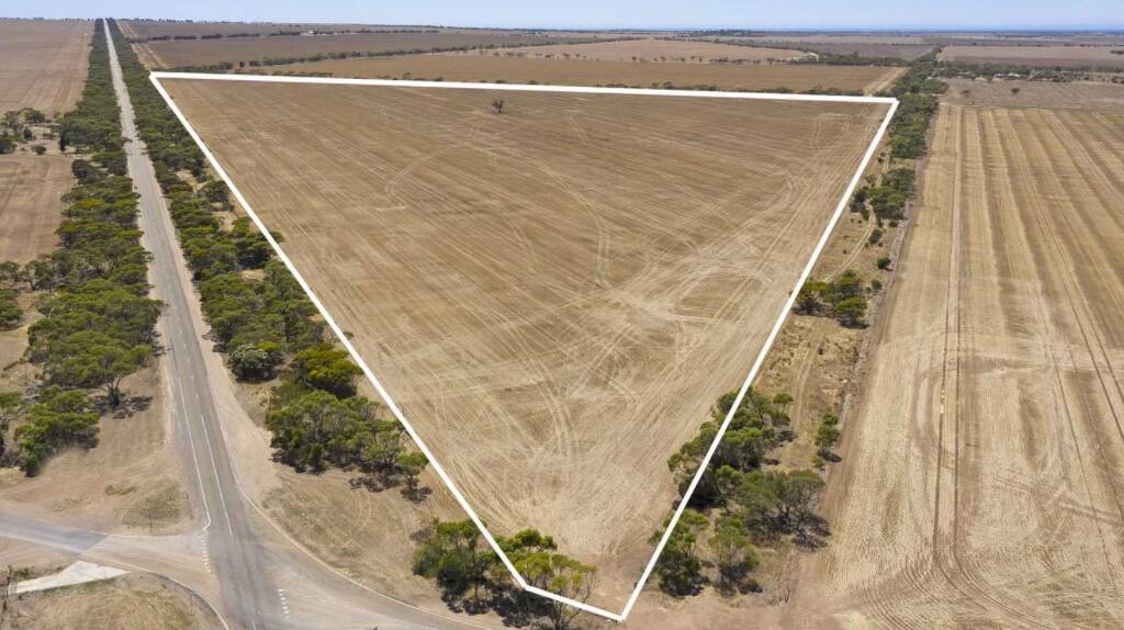 A neighbour forked out $920,000 to buy these 39 hectares on South Australia's Yorke Peninsula. And no, there's no farmhouse or much else other than the fence.