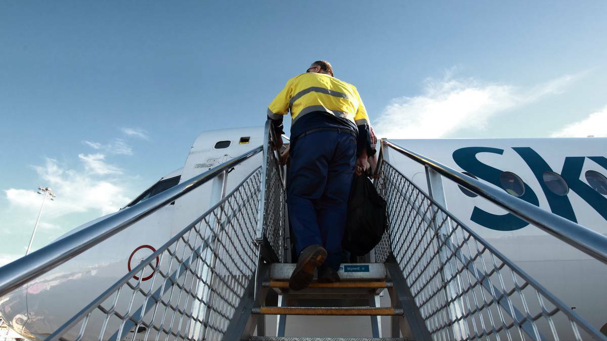 A new report funded by the state government has found fly-in-fly-out workers experience higher levels of burnout, psychological distress and workplace bullying than non-FIFO workers. 