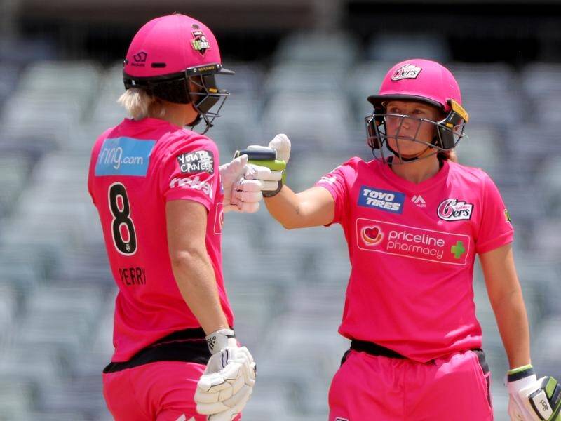 Ellyse Perry (l) and Alyssa Healy (r) put on a record stand in the Sixers' WBBL win over the Stars.
