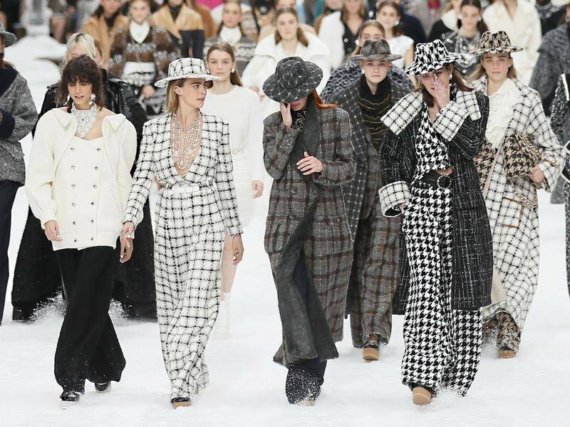 Glitzy Chanel show farewells Lagerfeld