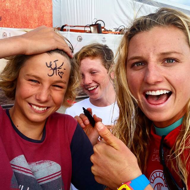 Lakey Peterson signing a young fan's forehead. Photo: @jessmileydyer/Instagram. 