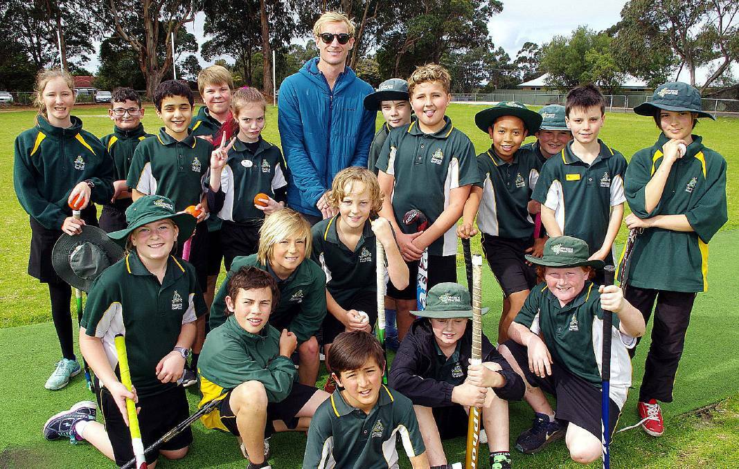 Zalewski with Margaret River Primary School’s interschool hockey team. The hockey hero often visits home and takes time to chat with young athletes. Photo: MRHC