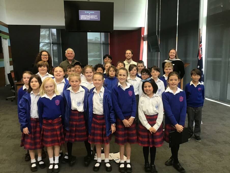 Year 4 students and teachers from St Thomas More Primary School with the Shire President and Shire CEO.